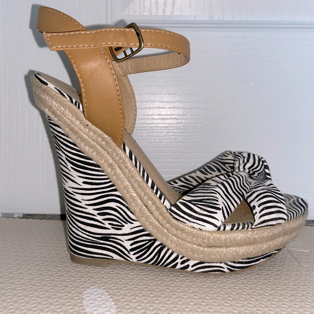 Shi Zebra/Tan wedge 8.5. Comes with original box. Very comfortable!
